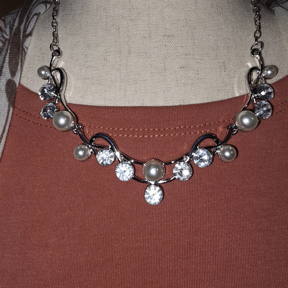 Paparazzi Pearl & Silver Necklace & Earrings - Picture 4 of 5